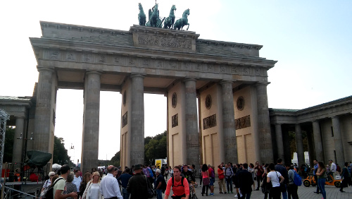 fietstochten-fietroutes-berlijn-berlijnse-highlights-fietsen-1-2-brandenburger-tor-de-berlijn-gids