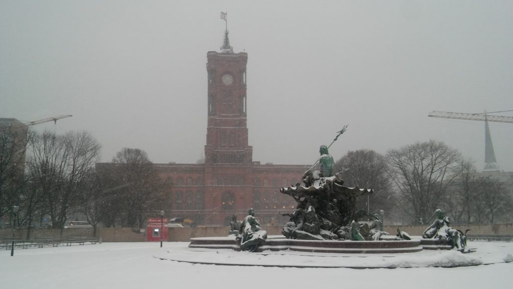 Rotes Rathaus Alexanderplatz Neptunbrunnen sneeuw winter